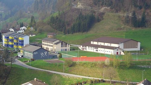 Schul-_und_Sportanlage_Berghof_1.jpg